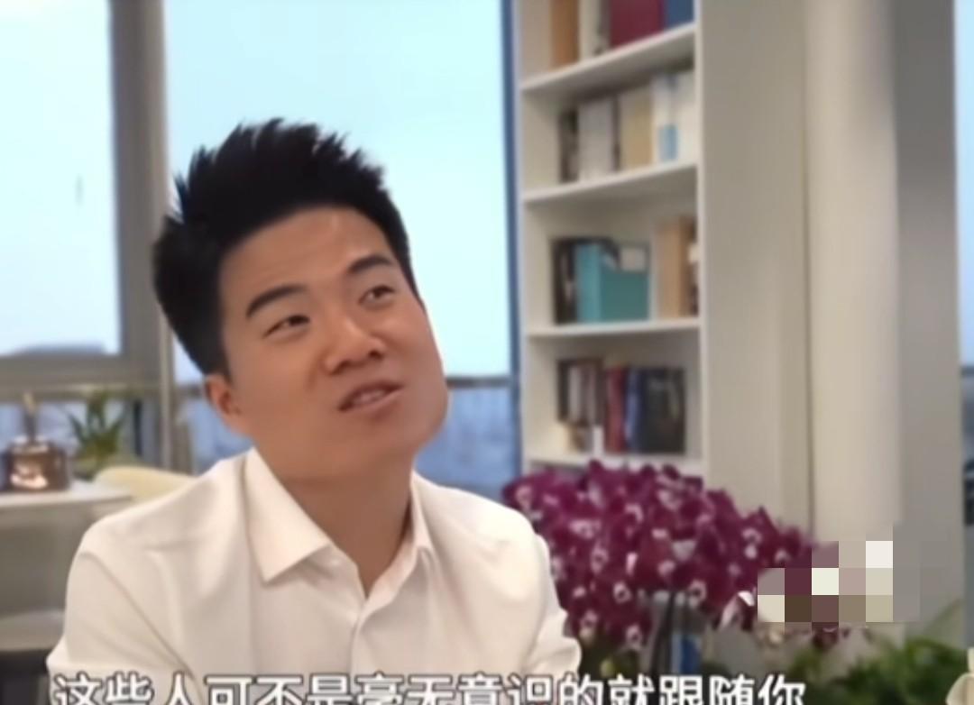 今天才知道，原来与辉同行的英文名字里藏着董宇辉的小心思！
我们都知道与辉同行的英
