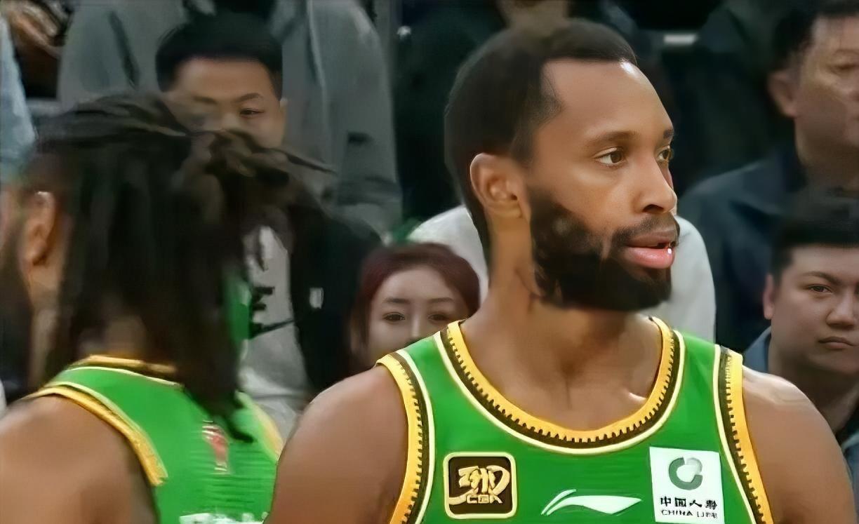 弗格要回辽篮了吗？和球迷朋友们探讨个问题，弗格会不会重返辽篮。
近日，弗格在个人