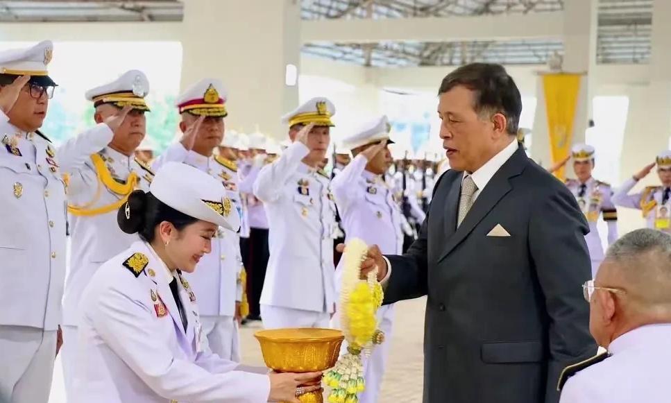 这一次，泰国国王让全世界刮目相看了！看来佩通坦这“侄媳妇”果真没白当~
不得不说
