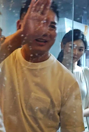 奶茶妹妹估计要气疯了，
刘强东身边的红颜真是一个赛一个，
这新来的助理更是有她当