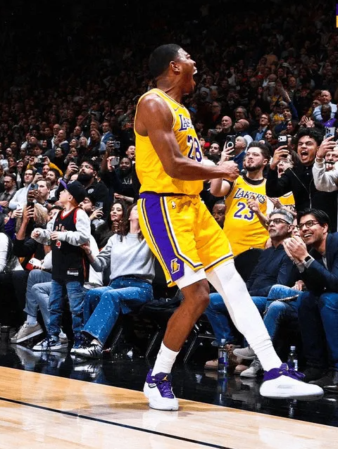 昨日NBA常规赛，湖人123-120战胜猛龙。
比赛最后时刻，八村垒接詹姆斯助攻