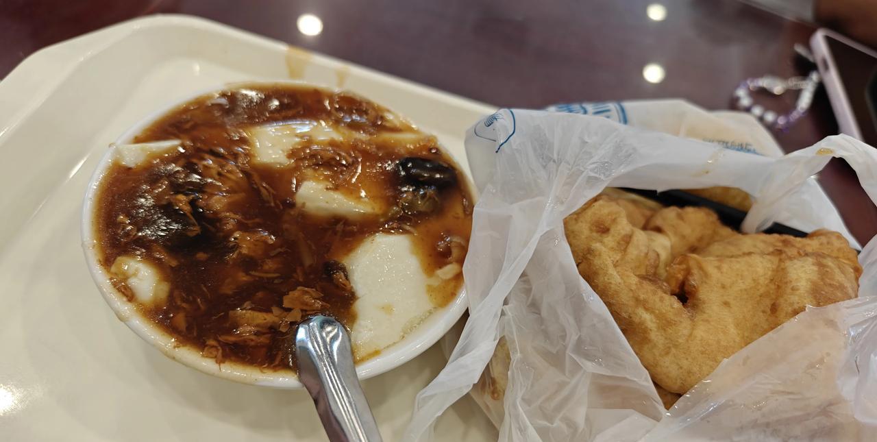 原本没想着给老张买早点的。
还不是昨晚我俩遛弯的时候，他嘲讽我，触碰到我的底线了