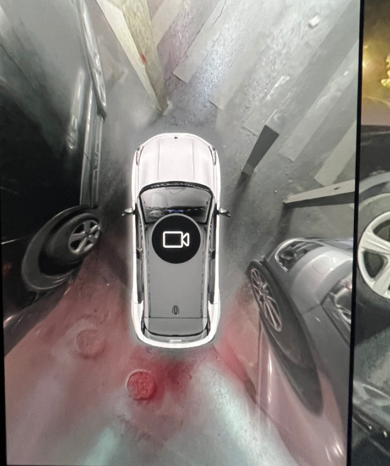 领克01的360影像盲区？
靠边停车时，前方有一排立柱，由于太低，目视不到，于是