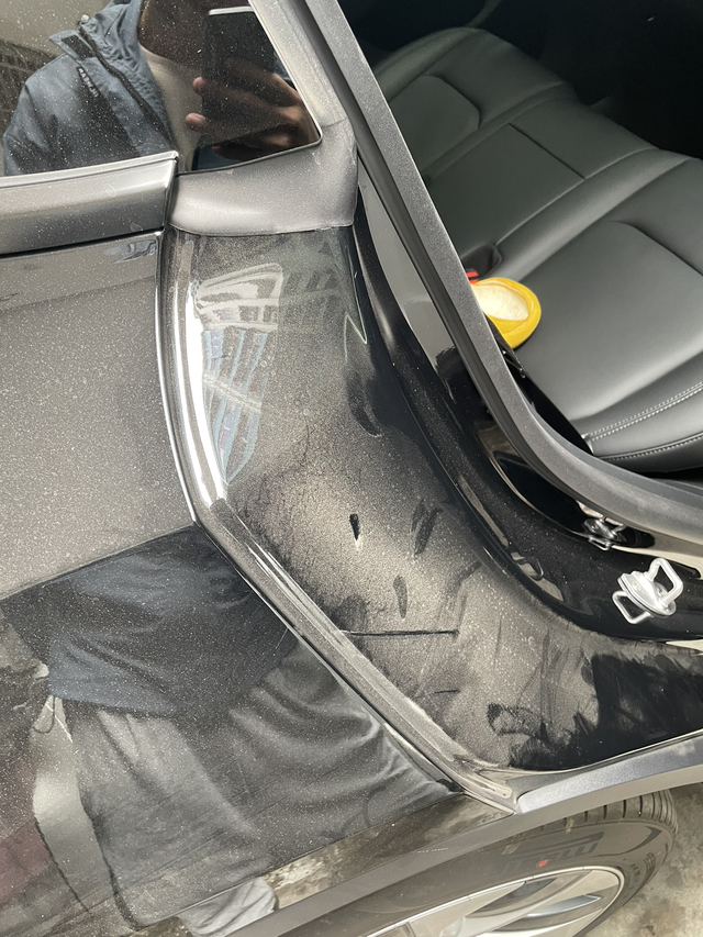 特斯拉缝隙真的大
感觉特斯拉没有完全利用车身空间，几扇门都很厚。前排空间还好，后