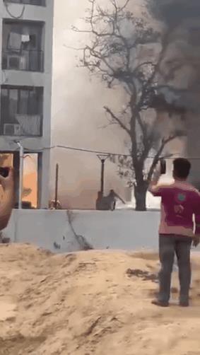 这是印度航空AI171航班在艾哈迈达巴德坠毁的又一现场视频，可以看到，飞机直接坠