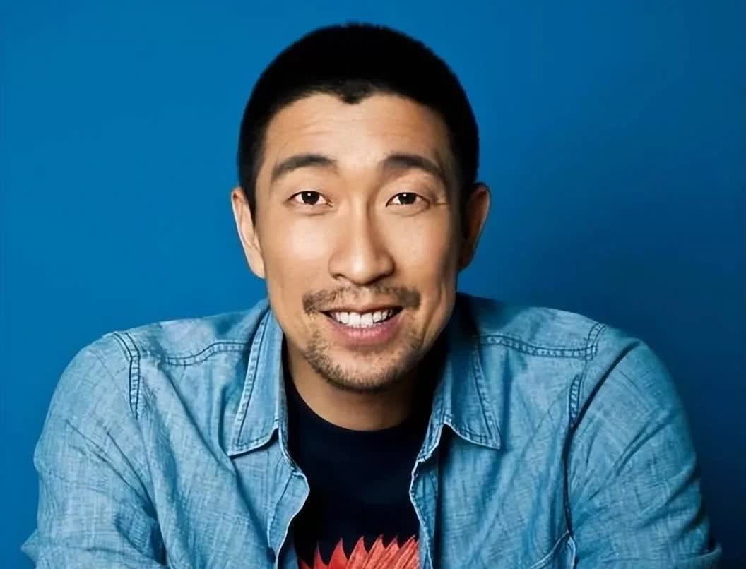 王千源说，大学时期我们班的，男生长相一个不如一个呀，几乎就算没有特别帅的，我是垫