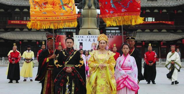 公元470年的一天，献文帝因不满冯太后豢养面首，使计杀死了冯太后最为宠爱的李弈，