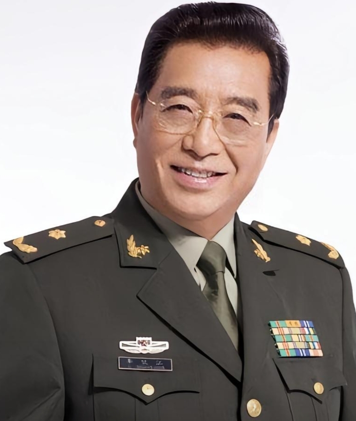 86岁李双江仍在县城接商演，一旁轮椅惹人心疼