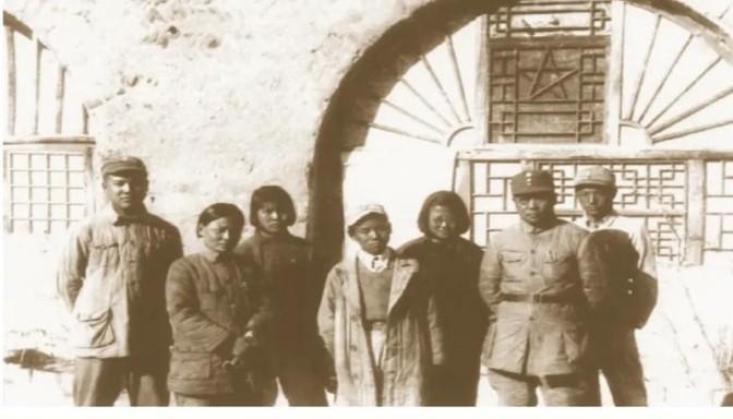 1950年，三野副司令粟裕进京公干，偶遇情报部部长李克农。李部长跑着上前，问：“