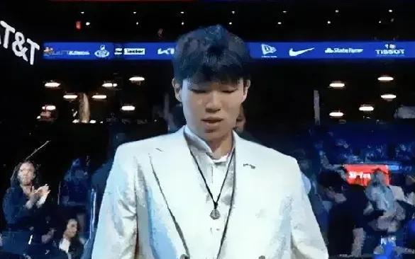 帅气的登台，杨瀚森上台的这一幕，我们等得太久了。
一身白色的西服，显得是那么的耀