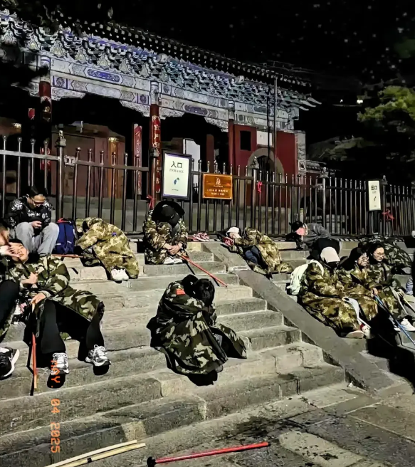 刚从泰山下来，花了1500大洋，终于明白了5件事：
 
1. 一定要背水，不然半