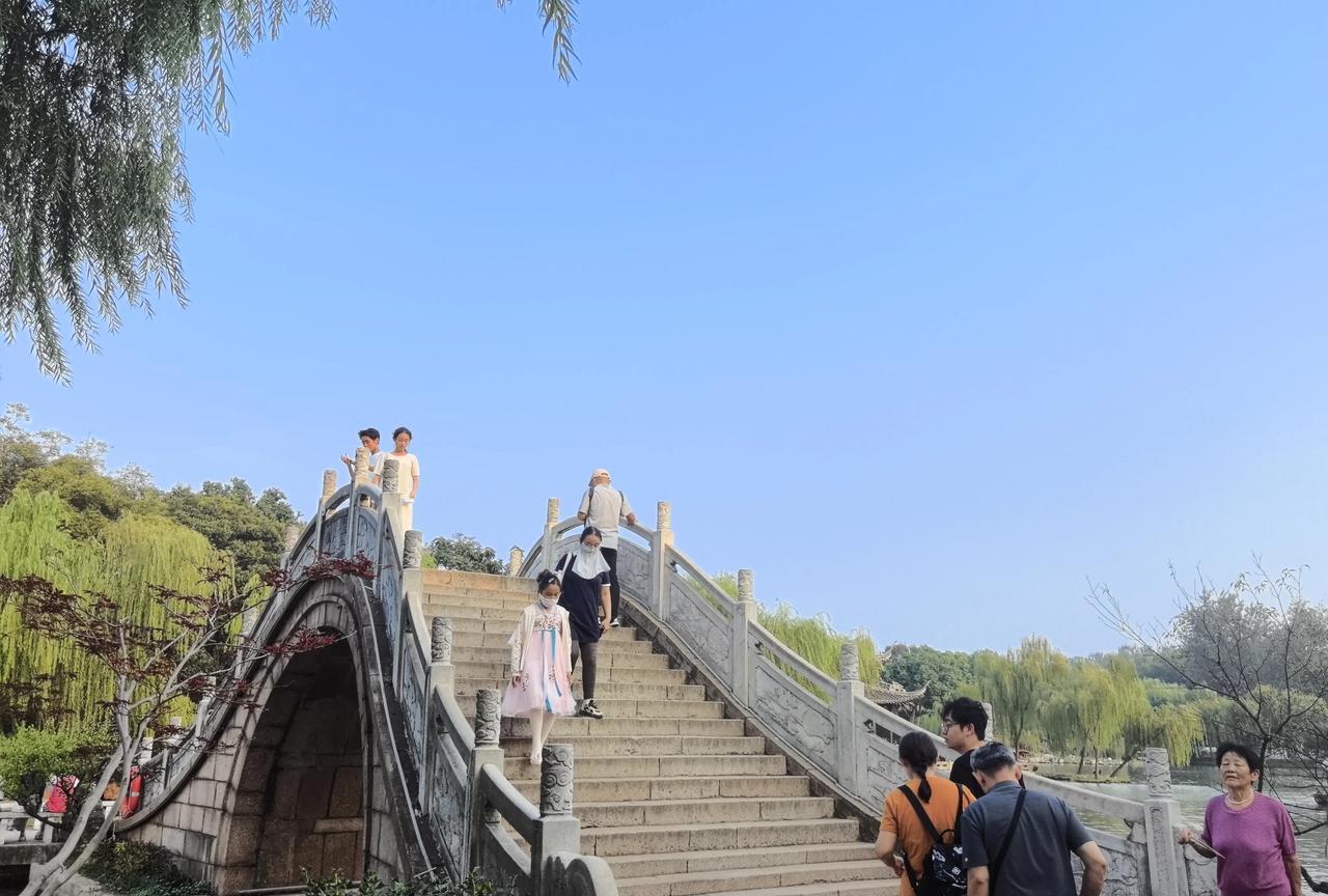 确实，杭州的西湖、南京的玄武湖、武汉的东湖，等有名的旅游风景区，都免门票了，为啥