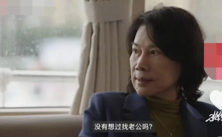 日本导演竹内亮问董明珠:“没有想过找老公吗?”董明珠反问:“为什么要找?”导演质