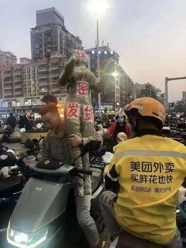 他运送的是啥神秘物品？还保密发货