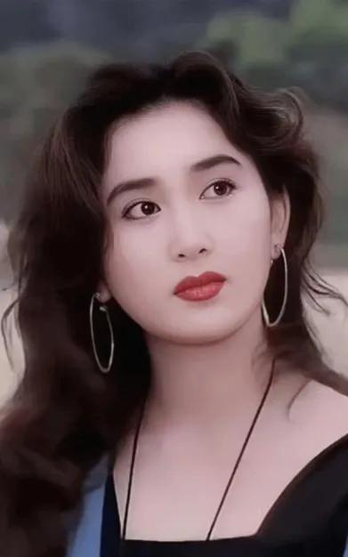温碧霞，1966年出生于中国香港调景岭，是中国香港女演员。1981年被星探发掘后