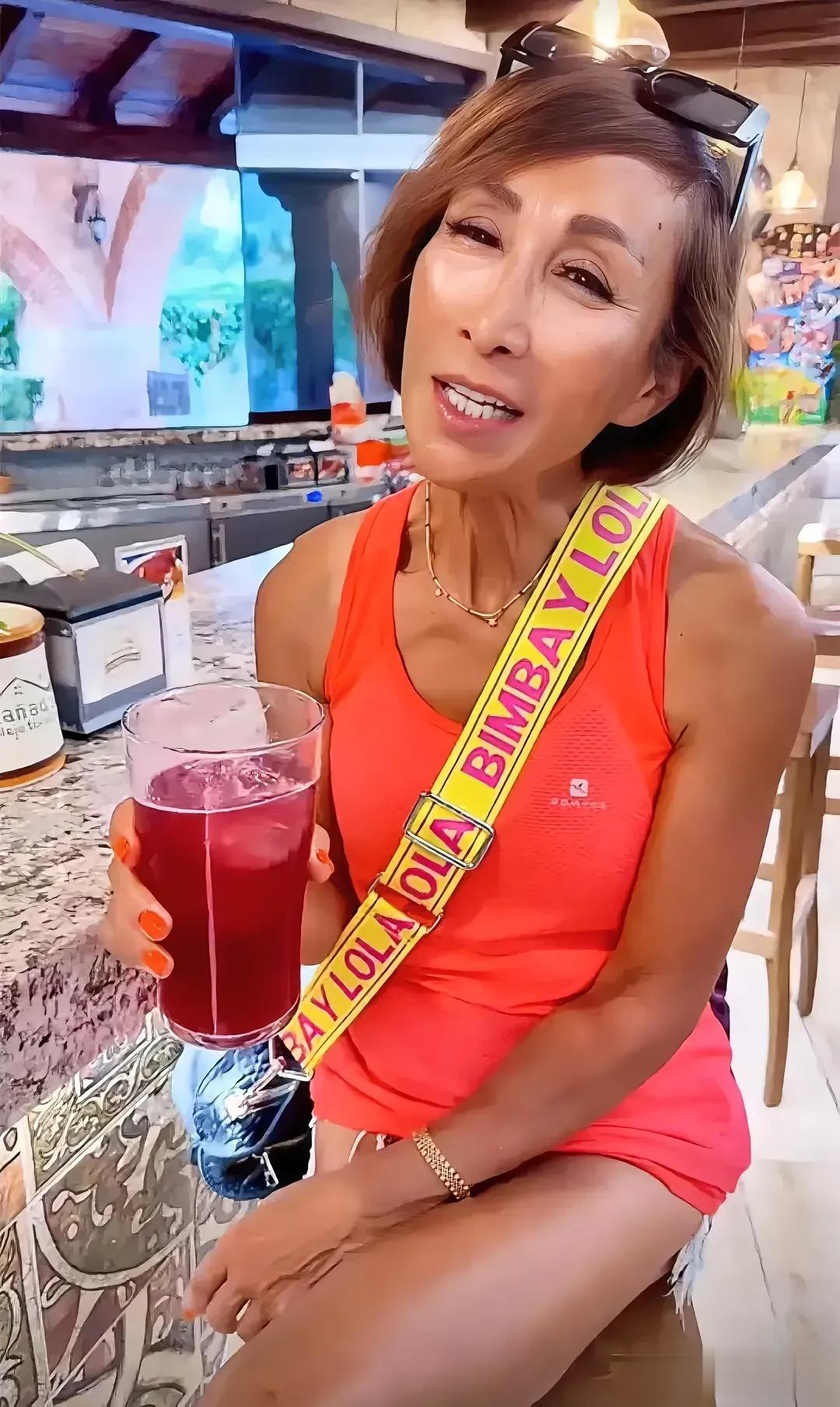 照片里这个女人可能很多人都不认识，但是上了年纪的人可能会听过她的歌。 1957年