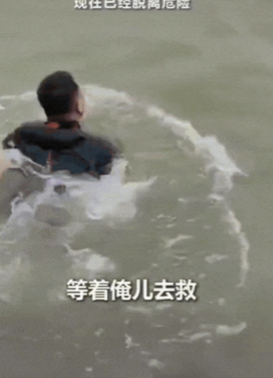 商丘南湖，军人张伟下水连救溺水四人后，已经精疲力尽，母亲哭劝：“别再下水了！”可