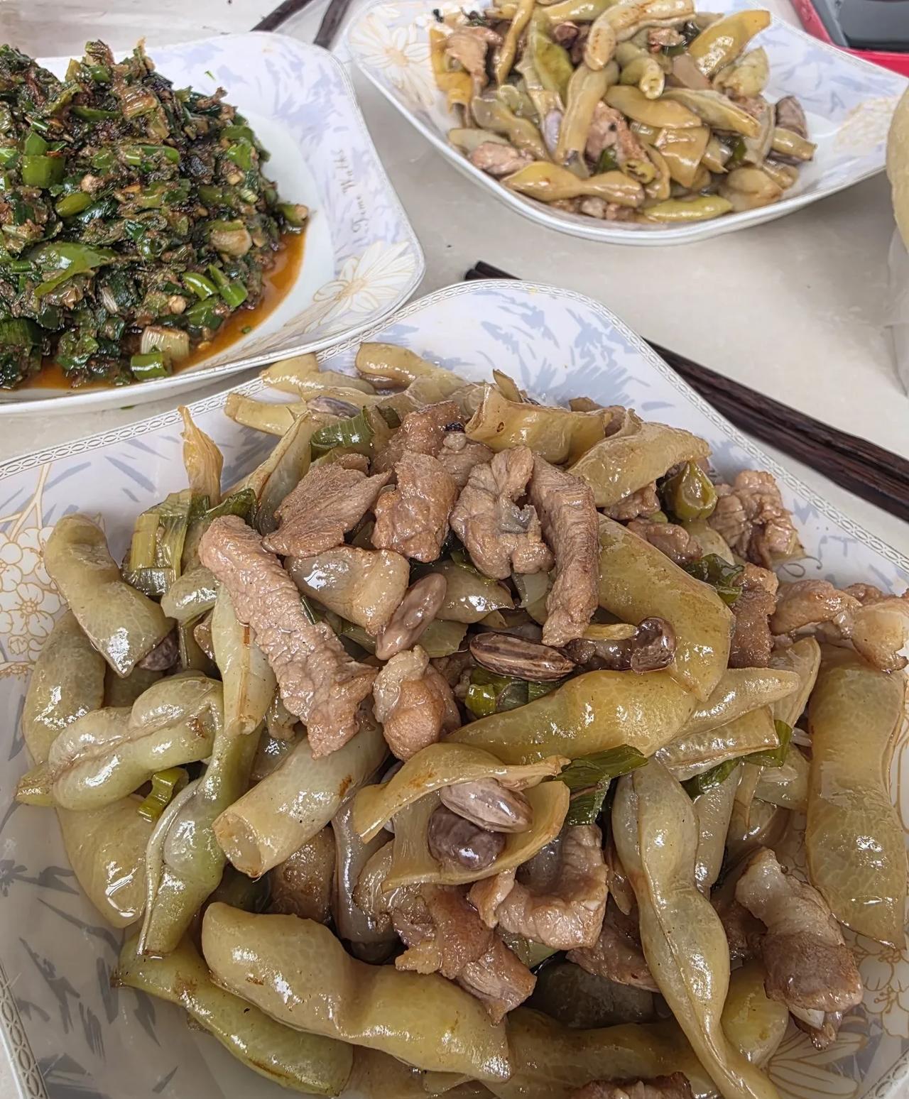 乡村叙事：简单、可口又健康的饮食……
村里乡亲吃饭，不像城里人那么讲究。自己摊煎