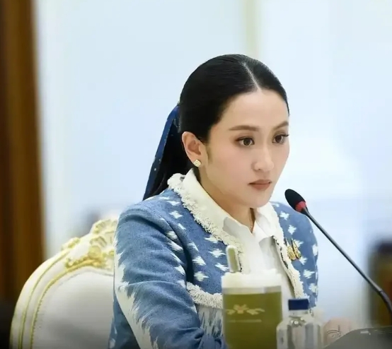 最新快讯
 泰国传来重要消息！
8月4日，被暂停职务的泰国总理佩通坦正式向宪法法