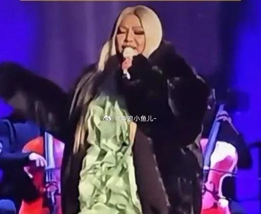 张惠妹太惨了，演唱会造型被网友调侃胖成石矶娘娘[捂脸]