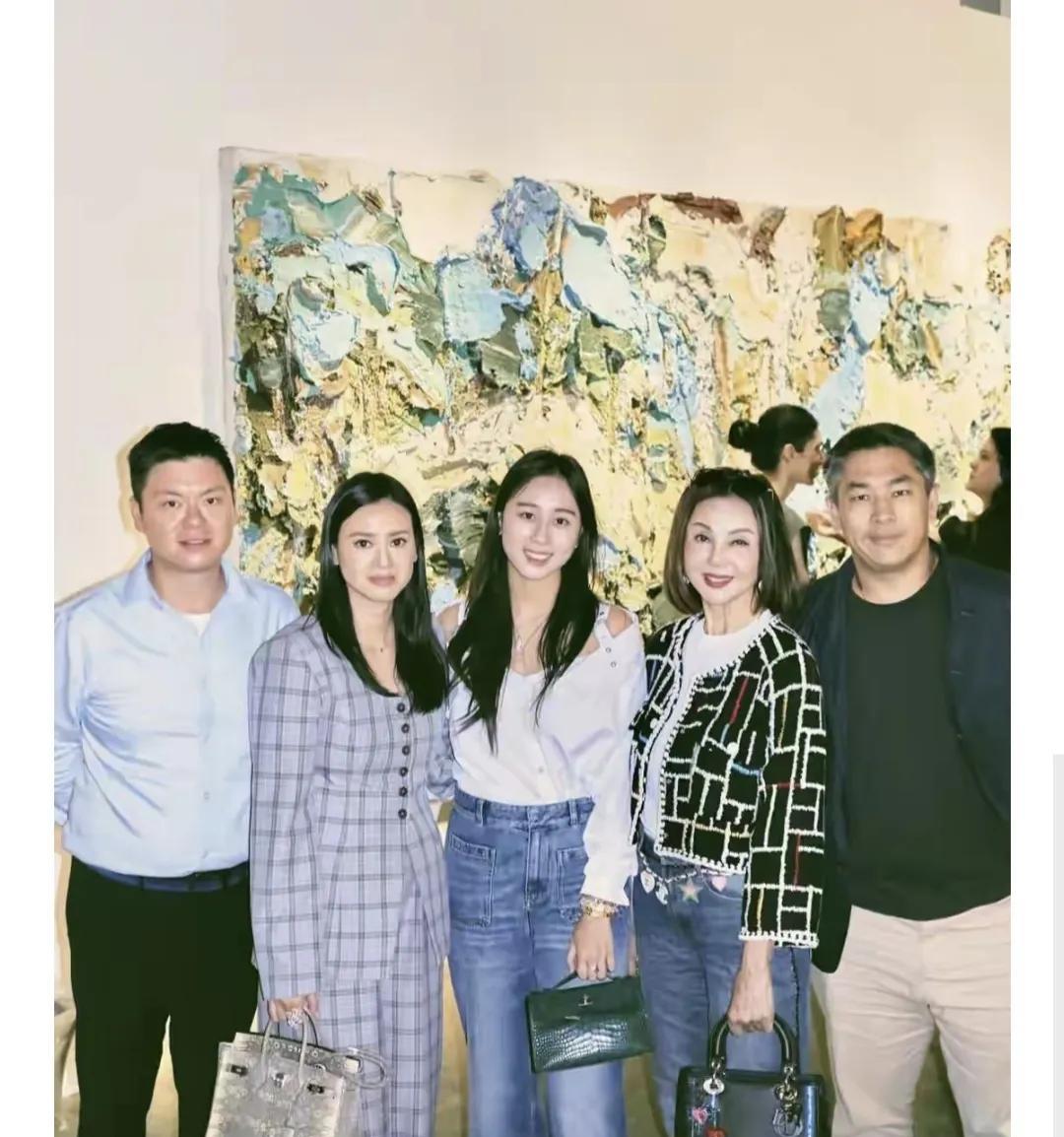 何超欣也太敢了，长辈让她站C位合影也理所当然了。何超欣林恬儿夫妇以及谢玲玲，林孝