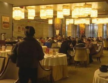 广东东莞，朱女士在酒店订两桌酒席，10月1日聚餐，结账花3946.68元，发现账