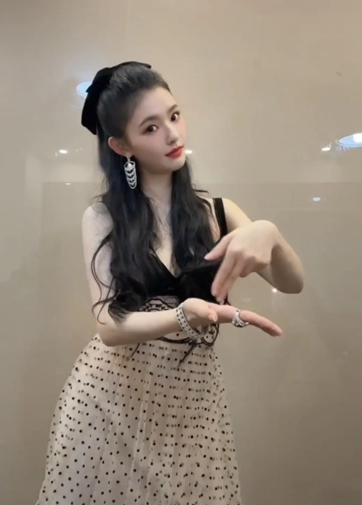几十年过去了，不变的容颜，不变的舞姿。你依旧是那个一点都不普通的女孩[比心]娱乐
