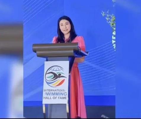 #你怎么看郭晶晶入选国际游泳名人堂这件事#当国际泳联主席将镌刻着浪花与跳水剪影的