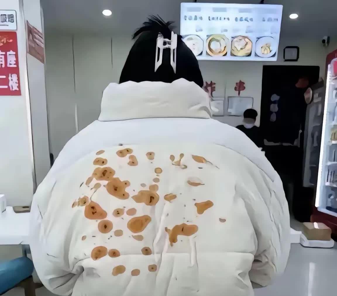 河南洛阳，有一名男子到一家牛肉面馆吃面条，在吃面条的过程中，筷子甩动面条不小心把