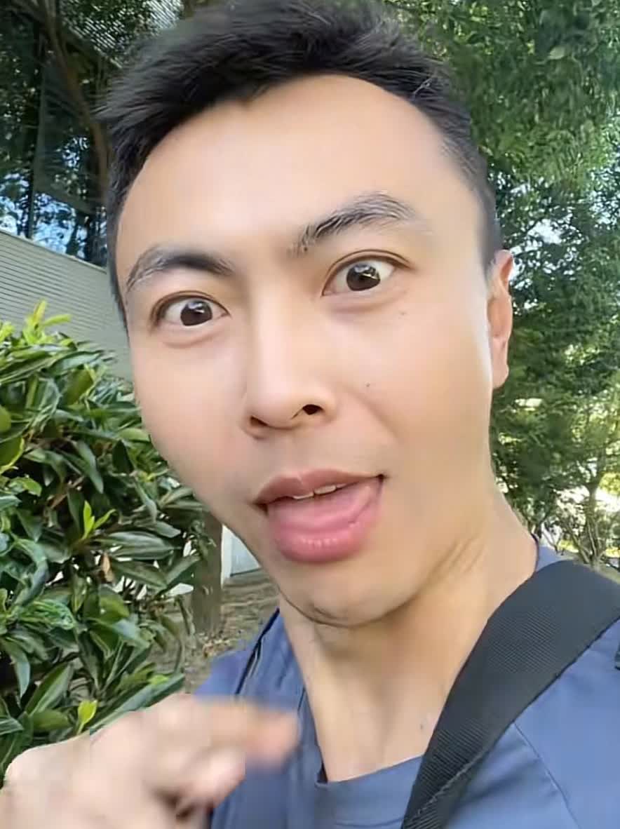 上海海港知名球迷邱少今天对上海申花做了一个割喉的手势。因为上海海港的积分已经暂时