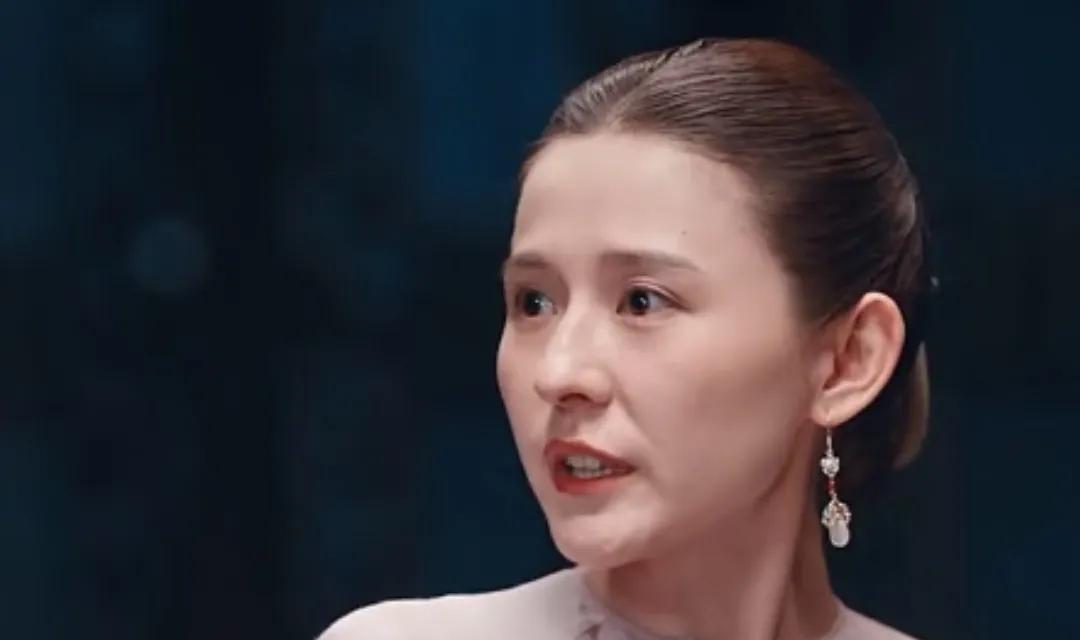 热依扎恐怕越想越后悔，
心里就像压了一块石头一样吧？
她千不该，万不该，不应该在
