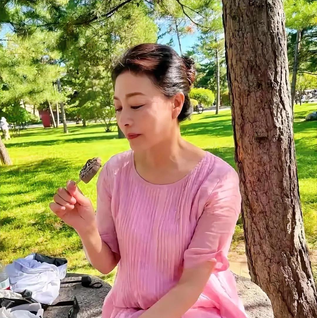 大家好：
我是原"八·一"电影制片厂的演员岳红，生活不图大福大贵只图平平安安，让
