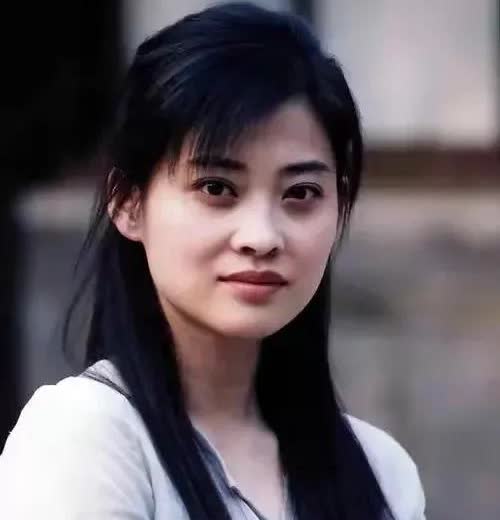 梅婷和颖儿在《六姊妹》里演姐妹，在现实中俩人关系也很好。这不，说是梅婷在送给颖儿