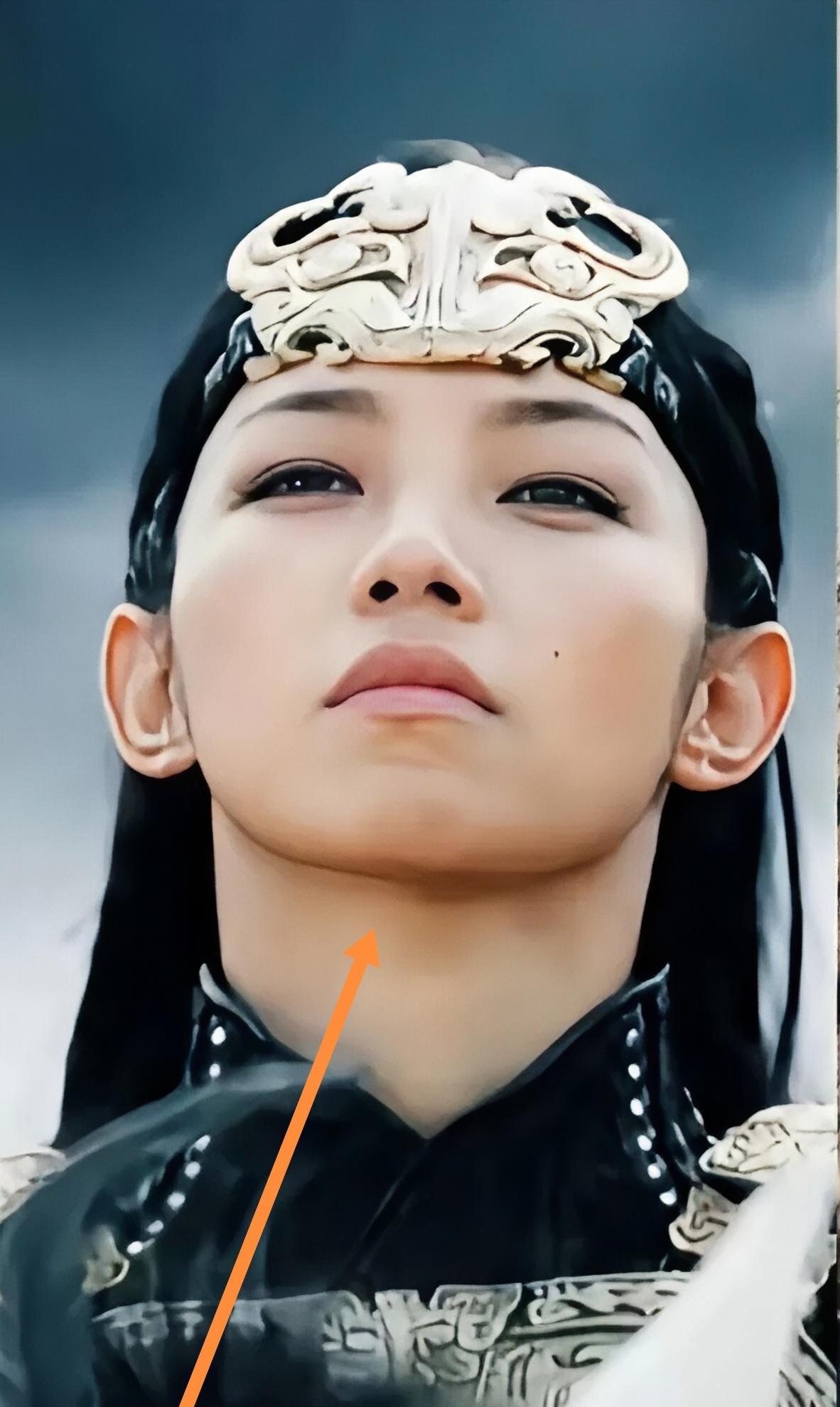 大家发现没有
那尔那茜喜欢扬着下巴
这是一种什么心态？
今天咱不谈她的演技
就谈