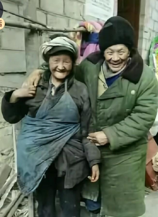 这照片中的两个老人是我老家的人，所以一见到便认了出来。
他们无儿无女，生活就靠政