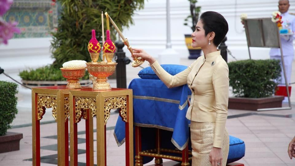 72岁泰王小42岁新宠，又瘦又高凹凸有致，是苏提达最锋利的刀