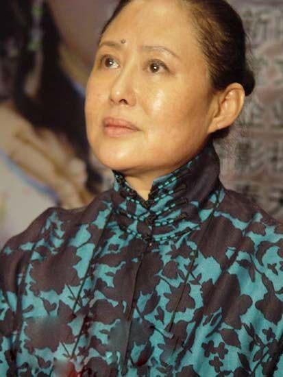 演员陈宝国说，演大宅门，母亲去世的一场戏，斯琴高娃躺在床上，我们几个站在那里，导