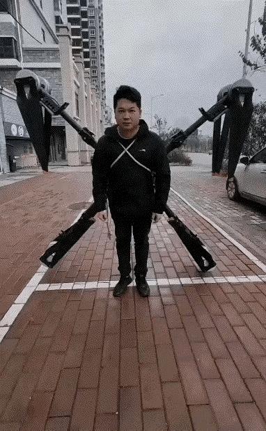 大家瞧，这便是无人直升机的灵活运用。要是他手上持有一把冲锋枪，就能达成最简单的空