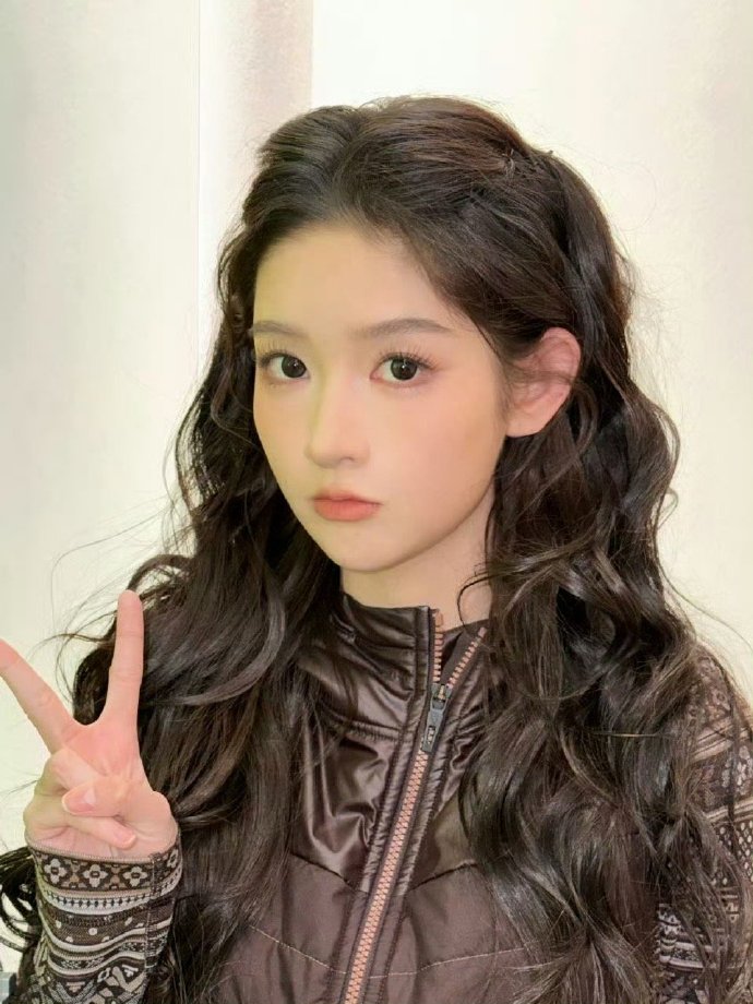 王玉雯漂亮得像洋娃娃一样

狠狠心动！王玉雯的卷发公主头造型也太绝了，软萌又灵动