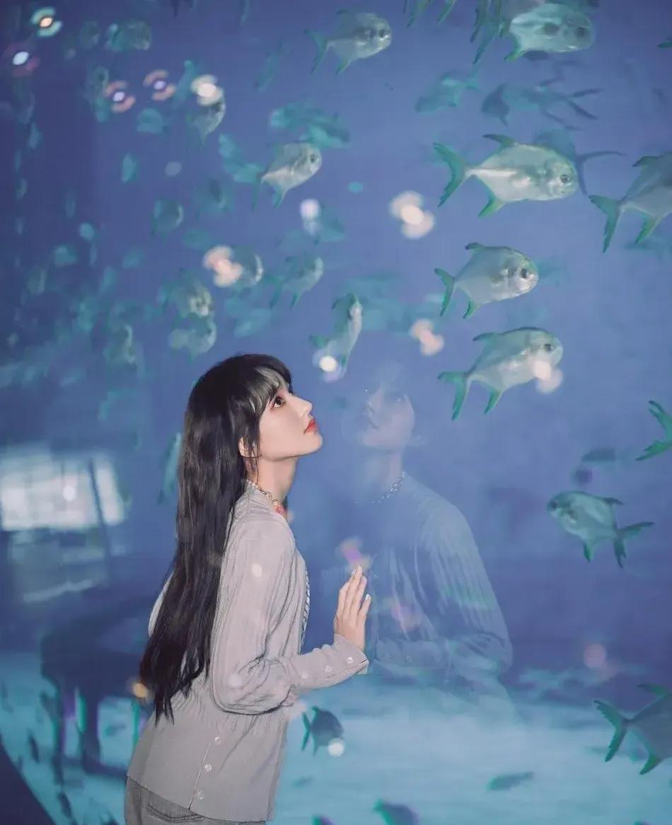 女生过了二十岁，其实比男生精明许多，表面上的懵懂，往往只是策略。  



这并