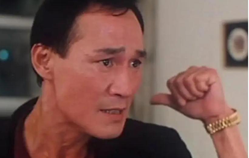 1984年，陈惠敏带着怀孕的妻子去参加宴会，碰见新义安的苏龙，苏龙一脚踢过去，陈
