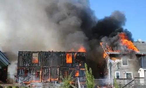 危急时刻生命最重要



房子着火了，你会先救谁？钱、父母还是爱人？网上流传着各