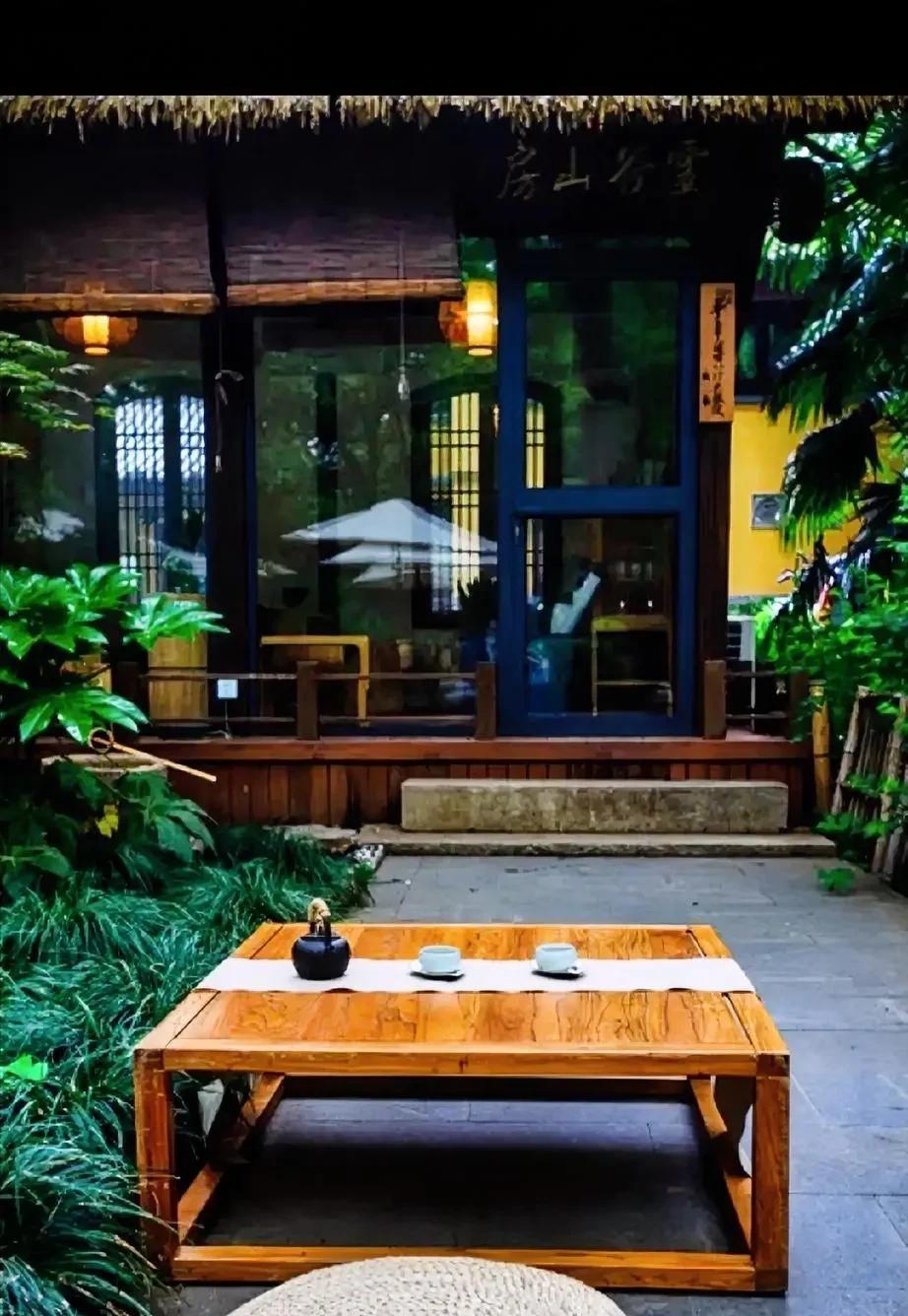 《粉荷浅笑又凋零，岁月悲欢悟人生》
文/素荷
一池荷花绚烂时，总以为盛夏永驻，却