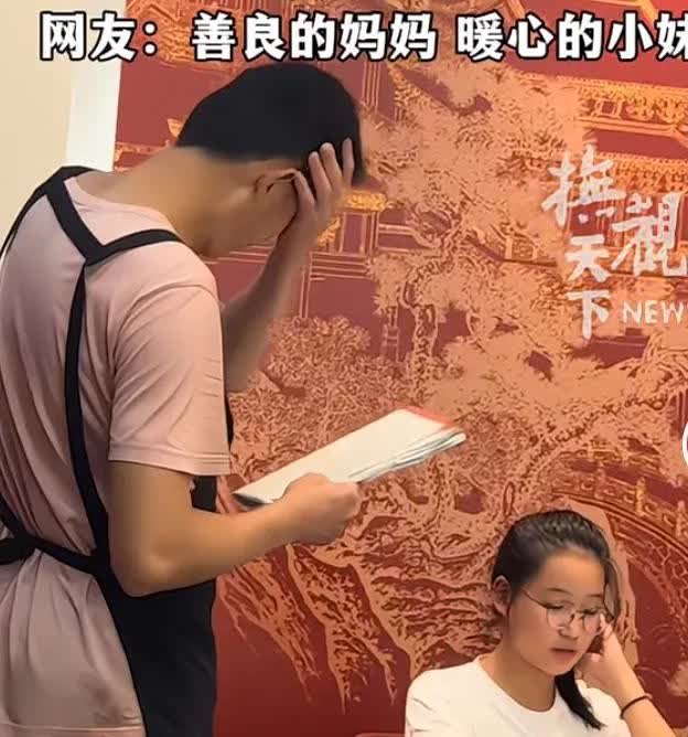 智力低下的男孩到饭店打工一年多，老板一家人从不嫌弃他。老板的女儿也不嫌弃男孩，空