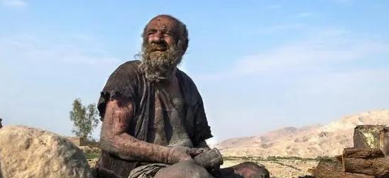 伊朗一位94岁的老人，60年都不曾洗澡，2022年，在好心人的劝说下，他终于将自