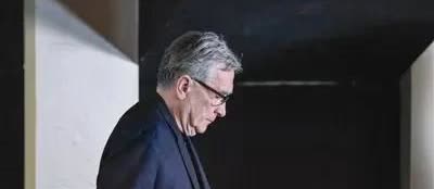 中国男足主帅伊万突然下课！

临走前他亲手撕下最后一块遮羞布。

伊万把