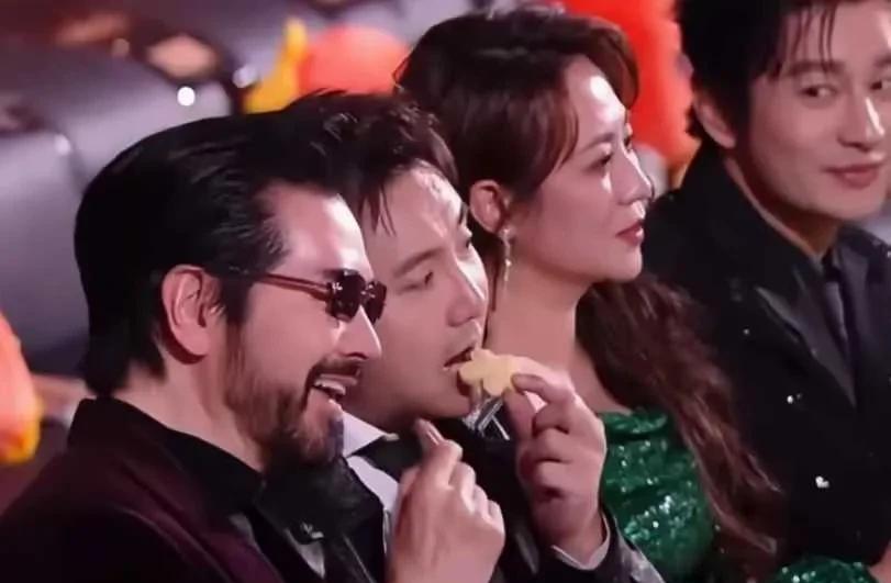 黄晓明的眼神好可怜，要不是隔着马丽，自己也能一起吃饼干，沈腾也是自由自在，再重要