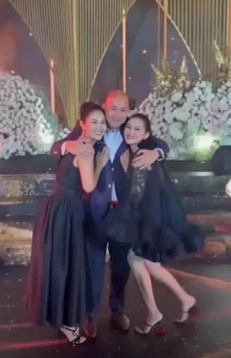 洪森亲王的三儿子洪玛尼副首相搂着两个女人，不是他的妻子，也不是他的情人，而是他的