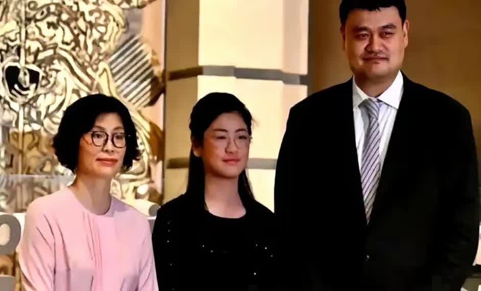 太让人惊讶了！姚明的妻子叶莉在深夜突然宣布重要消息！八年的坚守，如今她选择放手！