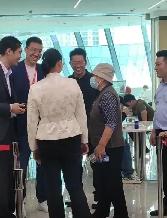 刘强东母亲最近被拍到在京东食堂为员工煮饺子，这一暖心举感动了所有人。这位母亲很接